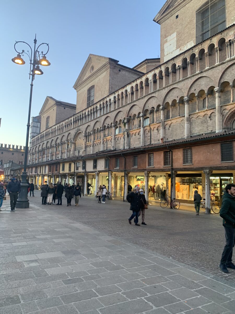 Ferrara a piedi in piazza delle Erbe
